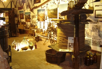 Vista de una parte del Museo, con la prensa en primer plano