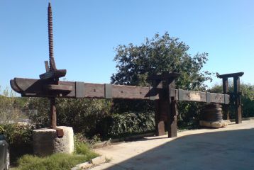 Casa Rural Mas del Estellers - Prensa de aceite en el jardín