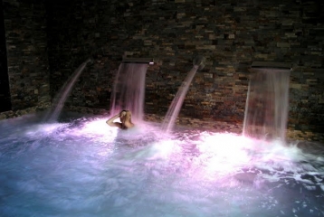 Kinedomus Bienestar - Cascadas y cuellos de cisne de la piscina de hidroterapia
