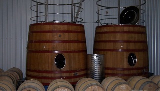 Barricas donde fermentan los vinos de Quinta Mazuela